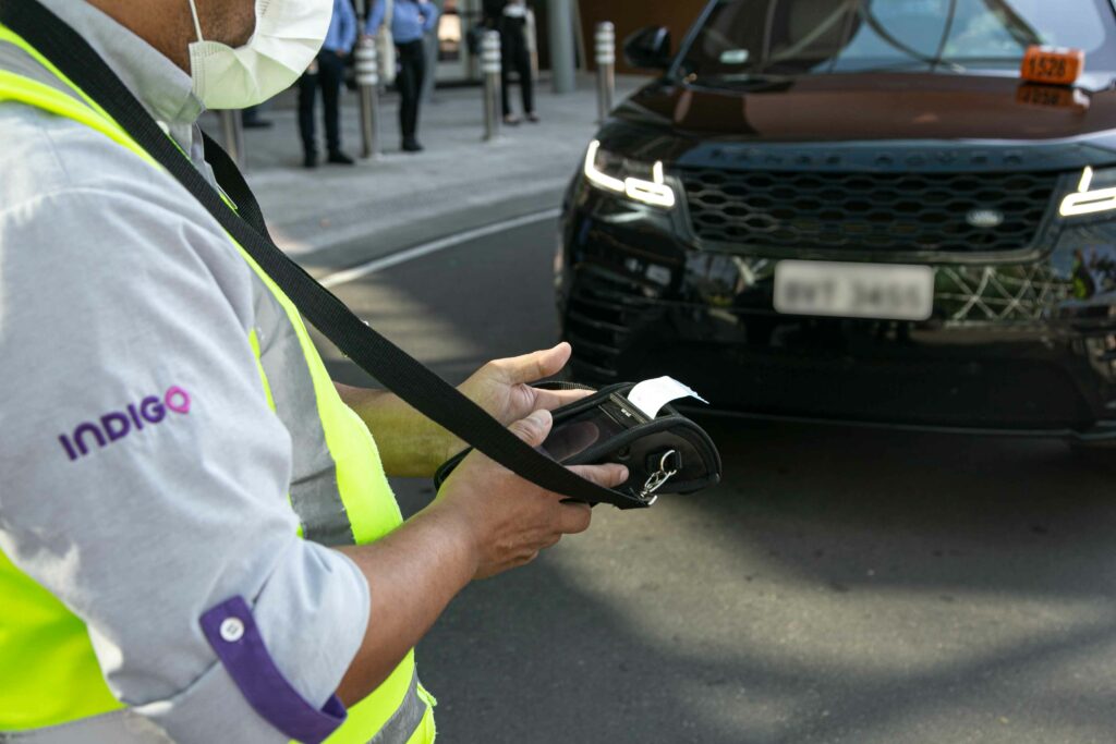 No estacionamento do Hospital Albert Einstein, colaborador utiliza equipamento para realizar o checklist dos itens que estão no veículo do cliente